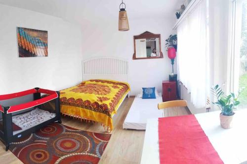 奥斯特蒙迪根Pipin’s Studio的一间卧室配有一张床和红色及黄色的毯子