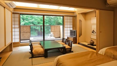 箱根天成酒店的客房设有桌椅和窗户。
