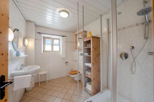 米滕瓦尔德费恩豪斯比奇勒酒店的带淋浴、卫生间和盥洗盆的浴室