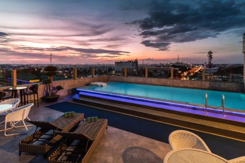 班贾尔马辛BEST WORLD KINDAI HOTEL的建筑物屋顶上的游泳池