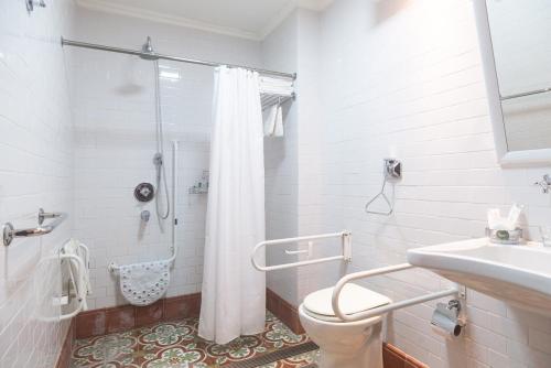 萨尔塔贝肯德拉广场精品酒店的带淋浴和卫生间的白色浴室