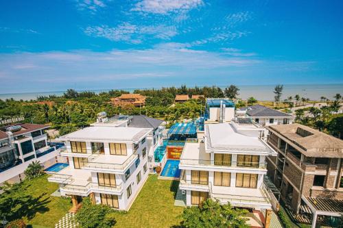 岑山Maldives Hotel - FLC Sầm Sơn的享有带游泳池的度假村的空中景致