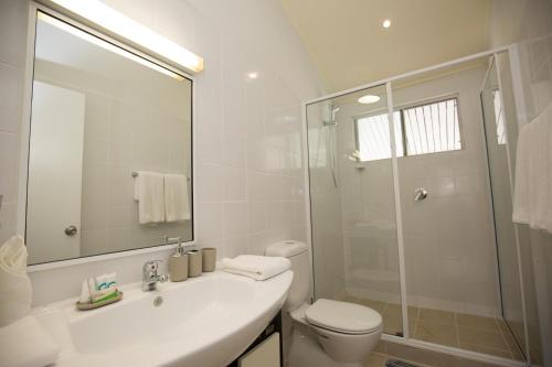 莫尔兹比港港威酒店的浴室配有卫生间、盥洗盆和淋浴。