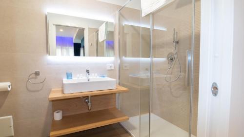 奥里斯塔诺Carducci Art Guesthouse的一间带水槽和淋浴的浴室