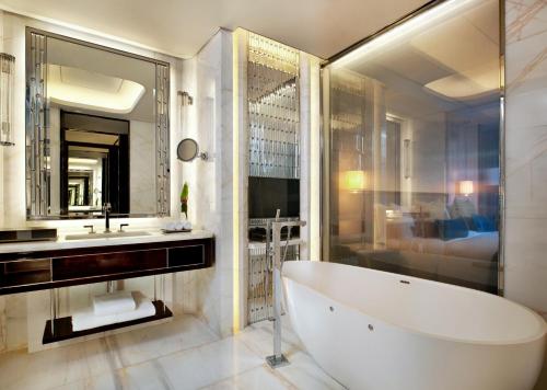深圳深圳瑞吉酒店的带浴缸、水槽和镜子的浴室
