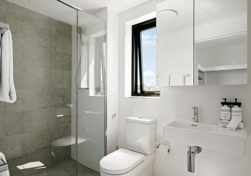 布里斯班Rambla at Perry House的浴室配有卫生间、盥洗盆和淋浴。