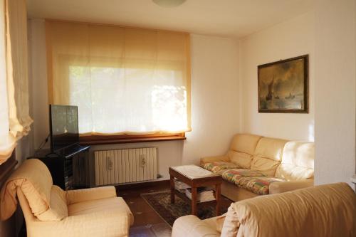 奥斯塔Rose Apartment的客厅配有两张沙发和一台电视