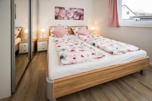 格洛米茨holiday with beach chair的卧室配有一张带粉红色枕头的大床