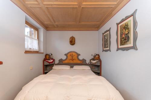 马津Casa Soreje的一间卧室,卧室内配有一张大床