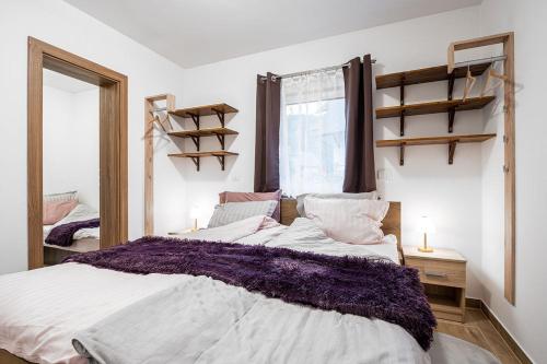 佐尔尼耶戈迪Apartmaji Koza的一间卧室设有一张大床和一个窗户。