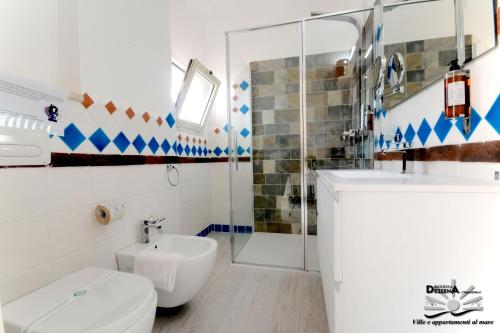 卡拉·利贝罗托Villa Dessena Bed and Breakfast的浴室配有卫生间、盥洗盆和淋浴。