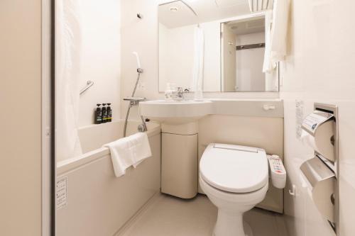 东京相铁夫里萨新桥西必亚酒店的白色的浴室设有卫生间和水槽。