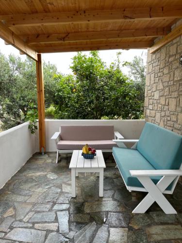 莱弗考基亚Elia Home的庭院配有两把椅子、一张桌子和一张沙发