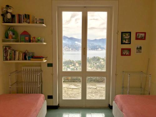 圣玛格丽塔-利古雷Solimano 50的客房设有一扇门,可通往美景窗户