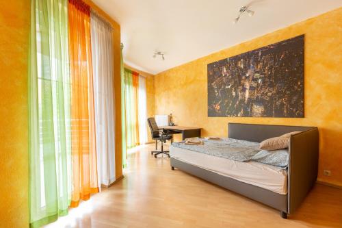 布达佩斯M36 Mester Apartment的卧室配有一张床、一张书桌和窗户。