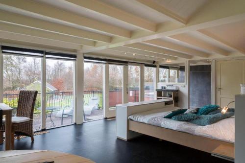 OeffeltGuesthouse de Heide的一间卧室设有一张大床和大窗户