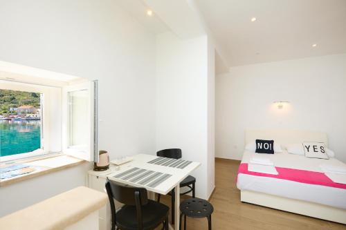马拉诺维奇New studio Sea Song的一间卧室配有一张床、一张书桌和一个窗户。
