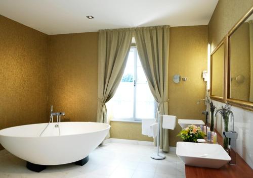 安卡兰克温特酒店 - 亚德里亚酒店及度假安卡拉的一间带大型白色浴缸和窗户的浴室