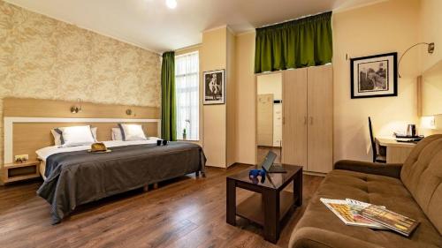 布加勒斯特特里亚侬酒店的酒店客房,配有床和沙发