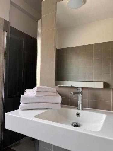 托尔博莱La Casa Verde Torbole的浴室设有白色水槽和镜子