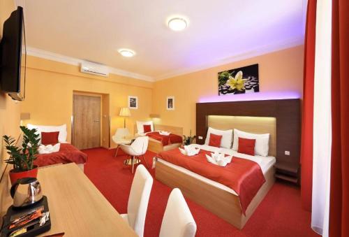 布拉格Martin Hotel Prague的酒店客房设有两张床和一张桌子。