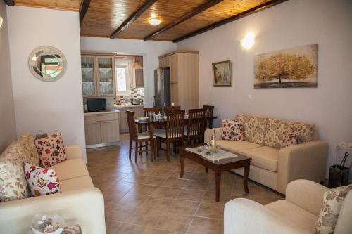 里科索翁Irini's Traditional Kefalonian House的带沙发和桌子的客厅以及厨房。