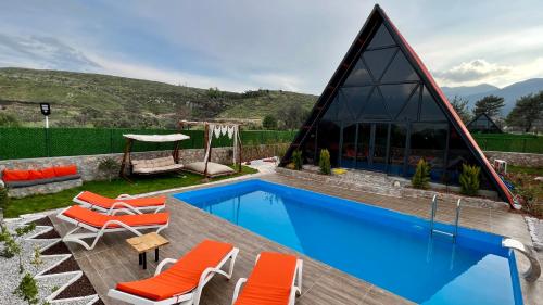 费特希耶villa hidden paradise garden的一座带橙色椅子的游泳池
