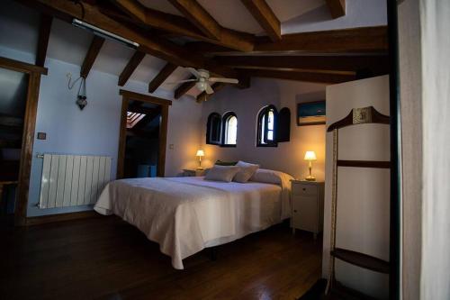 桑坦德Casa independiente con chimena, jardín y barbacoa的一间带一张床的卧室,位于带木制天花板的房间内