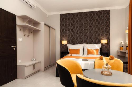 毛科Ella Sun Apartman的酒店客房带两张床和一张桌子以及椅子。
