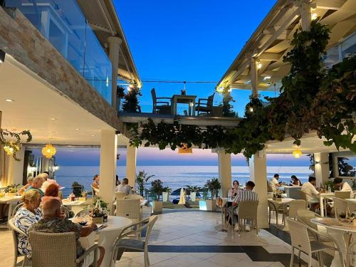 阿齐欧斯·贡多斯Romantic Palace Beach Apartments的晚上则设有一间享有海景的餐厅
