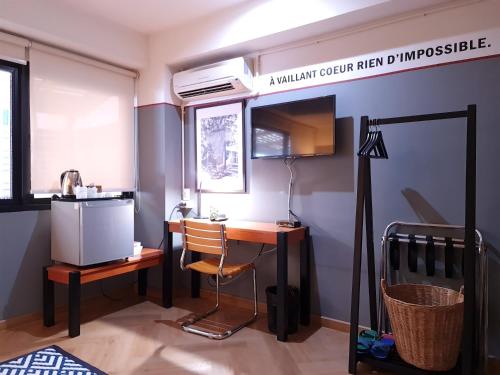 曼谷Somewhere to Escape - Hometel的客房设有书桌和带台灯的桌子。