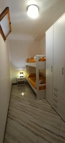 莫杜尼奥Affittacamere Girasole的一间小房间,内设两张双层床