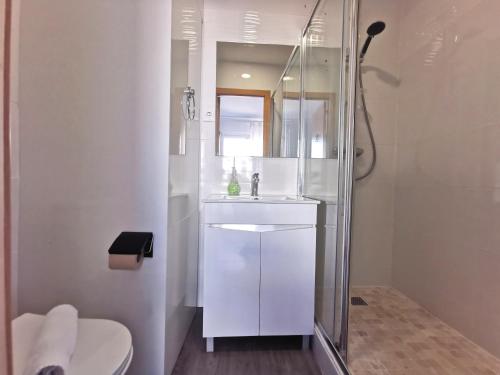 卡帕里卡海岸Vila Alexandra的白色的浴室设有水槽和淋浴。