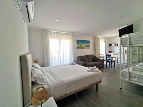卡帕里卡海岸Vila Alexandra的一间卧室设有一张床和一间客厅。