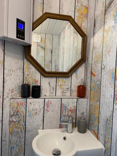 达勒姆Stellwerk的一间带水槽和镜子的浴室