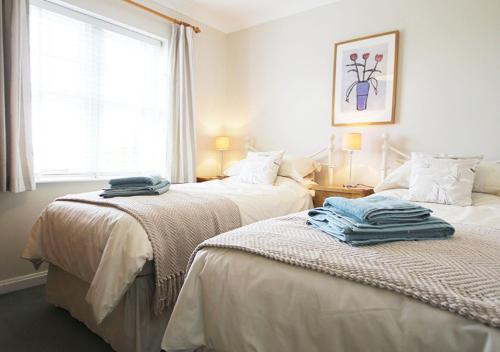 巴姆博格No 9 Armstrong Cottage的一间卧室配有两张带毛巾的床