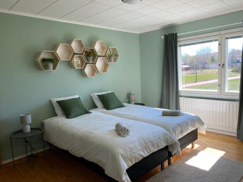 LemlandVilla Valentina的一间卧室设有一张大床和一个窗户。