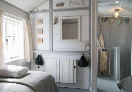 毛斯尔Molly Muppet的一间卧室配有床、暖气和窗户