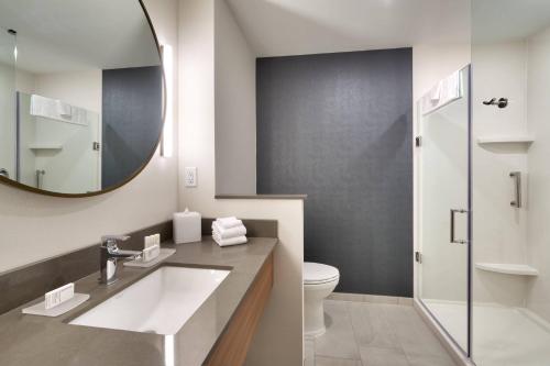 利文斯顿Fairfield Inn & Suites by Marriott Livingston Yellowstone的一间带水槽、卫生间和镜子的浴室
