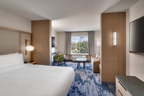 利文斯顿Fairfield Inn & Suites by Marriott Livingston Yellowstone的配有一张床和一张书桌的酒店客房