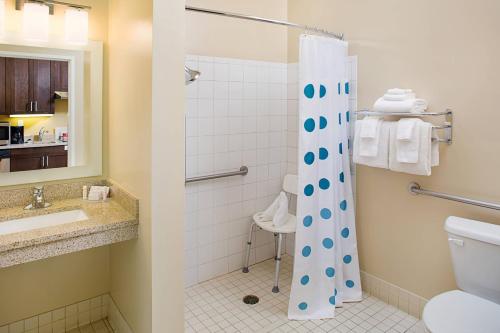 约翰逊费耶特维尔N /斯普林万豪广场套房酒店.的一间带卫生间和淋浴的浴室