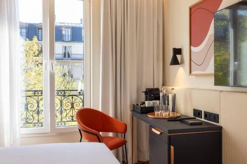 巴黎Alberte Hôtel的酒店的客房 - 带一张床、椅子和窗户