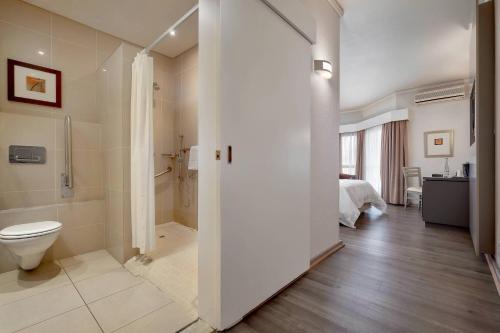 米德兰米德兰万豪Protea酒店的白色的浴室设有卫生间和一张床