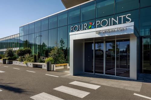 多恩比恩Four Points by Sheraton Panoramahaus Dornbirn的享有四点大楼的正面景色