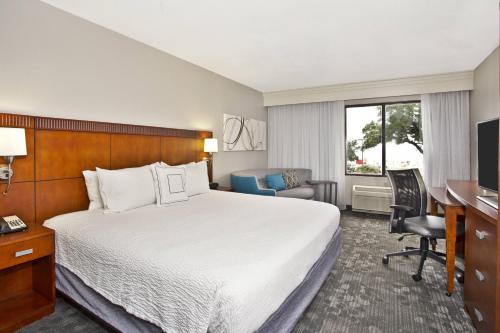 格尔夫波特格尔夫波特海滨万豪万怡酒店的配有一张床和一张书桌的酒店客房