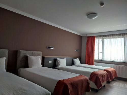 扎芬特姆陶尔米纳布鲁塞尔机场酒店的酒店客房设有两张床和窗户。