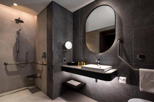 约翰内斯堡Johannesburg Marriott Hotel Melrose Arch的一间带水槽和镜子的浴室
