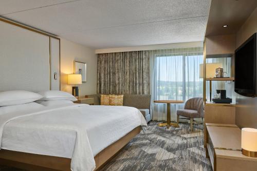 波特兰波特兰机场喜来登酒店 的酒店客房,配有床和电视