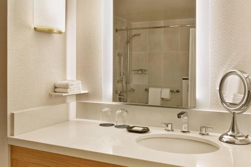 波特兰波特兰机场喜来登酒店 的一间带水槽和镜子的浴室