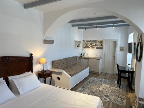 锡米西娅酒店的一间卧室配有一张床、一个水槽和一张书桌